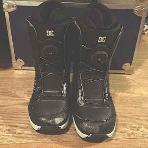 Snowboarding boots